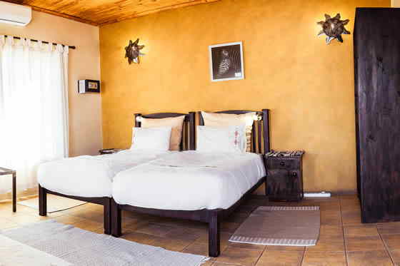 Luxury twin rooms with en-suite bathroom & air conditioning
